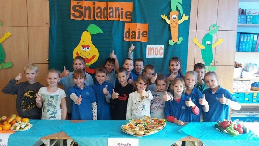 Uczniowie w Jastrzębiu: dzieciaki przygotowują śniadanie