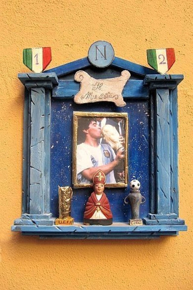 Kapliczka Maradona z Italii - Neapol Ii . foto . Dario Assisi