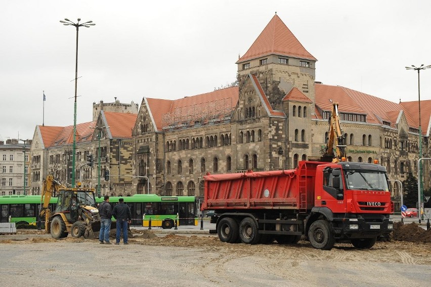 Poznań - Początek remont placu Adama Mickiewicza [ZDJĘCIA]