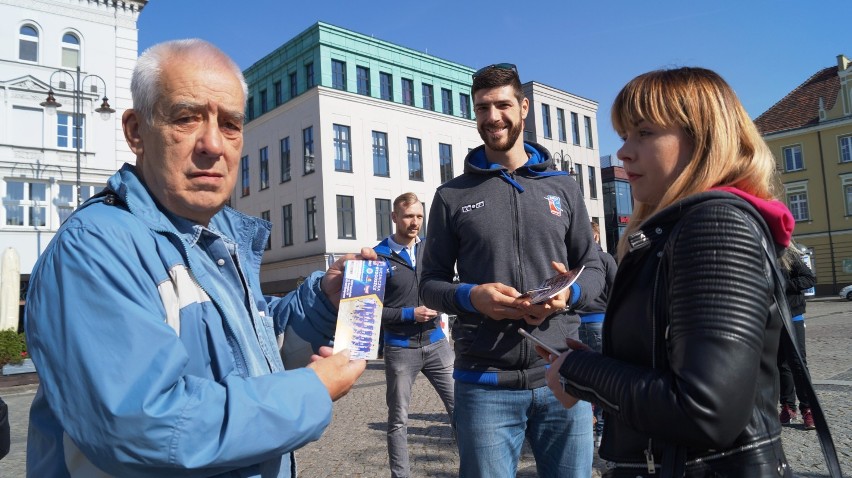 Siatkarze Łuczniczki Bydgoszcz rozdawali kibicom bilety w centrum miasta [zdjęcia]