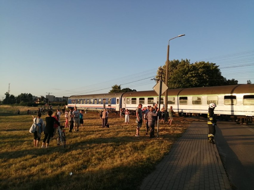 W Lęborku auto z 4 pasażerami wjechało pod pociąg jadący z Łeby do Krakowa. Poszkodowana została jedna osoba