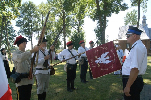 Przed pomnikiem Powstańców Styczniowych w Depułtyczach pojawiła się grupa rekonstrukcyjna w strojach powstańców styczniowych.