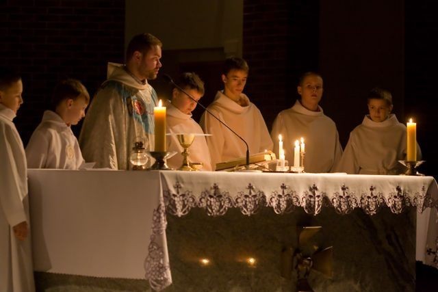 Msza święta roratnia (roraty) w kościele Ojców Dominikanów w Szczecinie