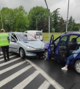 Czołowe zderzenie na rondzie Hulanka w Bielsku-Białej! Peugeot zderzył się z fiatem. Jeden z kierowców pojechał "pod prąd". Są utrudnienia