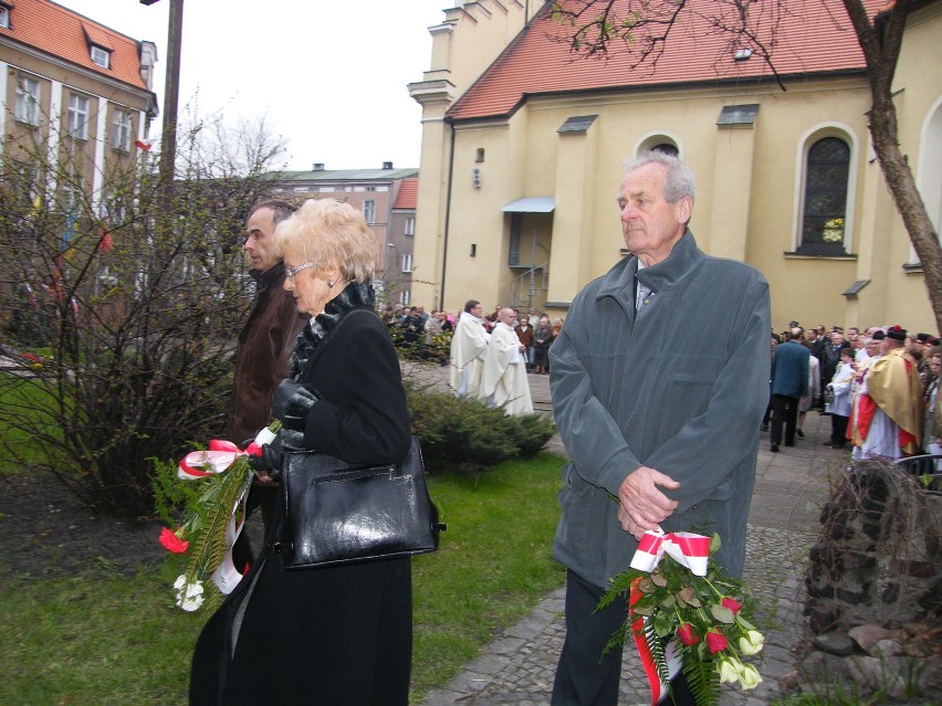 PLESZEW - Córka i wnuczka pleszewian, którzy zginęli w Katyniu, odsłoniły tablicę upamiętniającą 28 pleszewian straconych w Katyniu