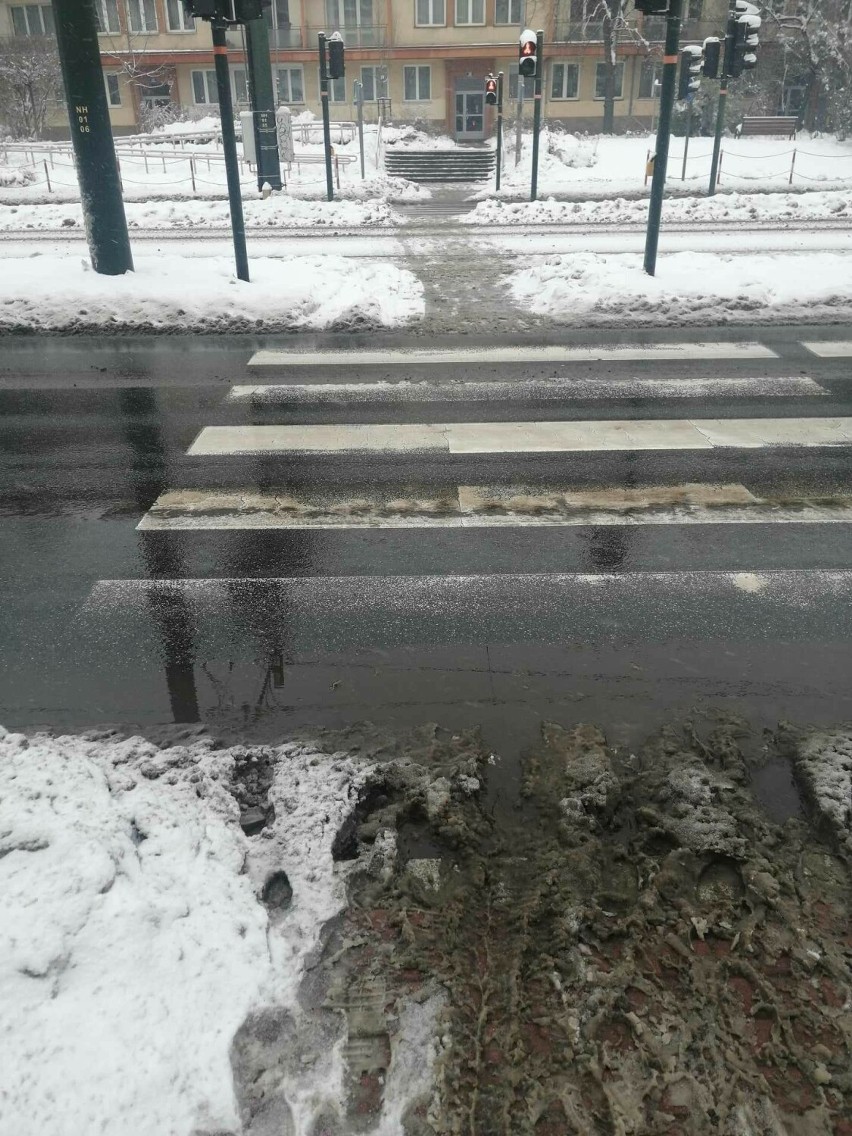 Kraków i Małopolska. Śnieg wrócił, mróz mniejszy, ale jest. Trudne warunki na drogach