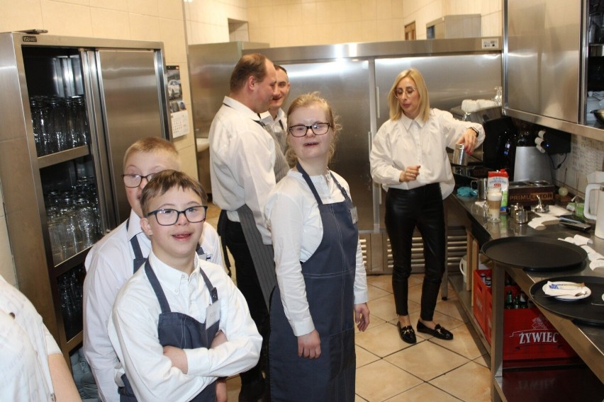 Światowy Dzień Zespołu Downa 2023 w Wieluniu. Uczniowie ośrodka specjalnego w roli kelnerów w cukierni ZDJĘCIA, WIDEO