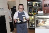 Uczniowie ośrodka specjalnego w roli kelnerów w wieluńskiej cukierni ZDJĘCIA, WIDEO