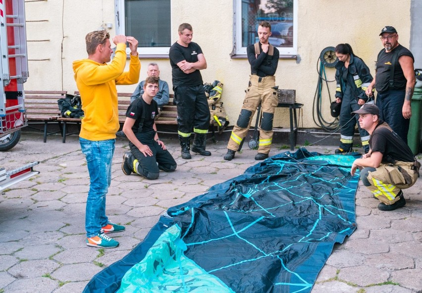Kitesurfingowe szkolenie strażaków z OSP Władysławowo