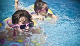 Uczniowie pińczowskich szkół mogą za darmo korzystać z basenu w Pińczowie. Darmowe wejścia mają przez całe wakacje 