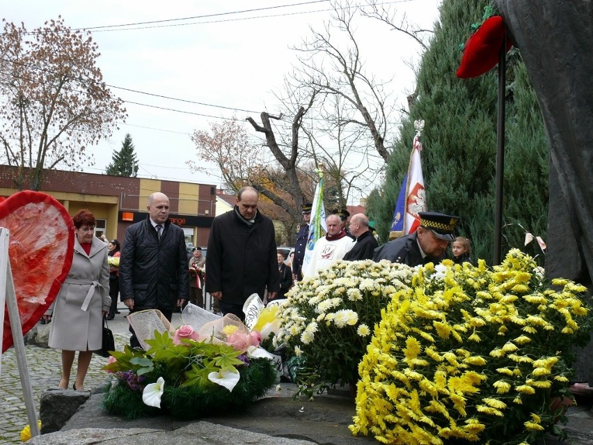 Pod pomnikiem Jana Pawła II złożono kwiaty