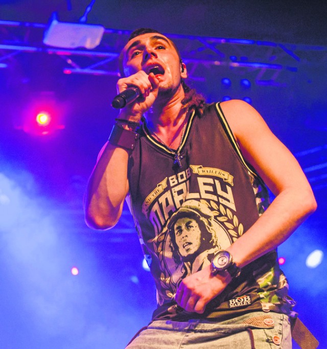 Kamil Bednarek to autor tekstów i wykonawca muzyki reggae