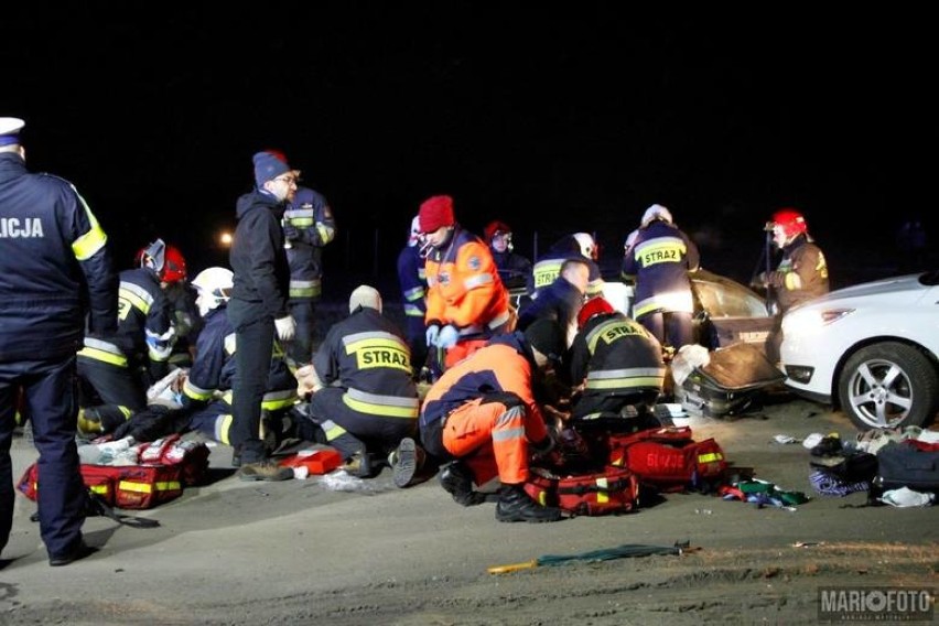 Samochód wjechał pod szynobus w Opolu Chmielowicach. Cztery osoby nie żyją [WIDEO, ZDJĘCIA]