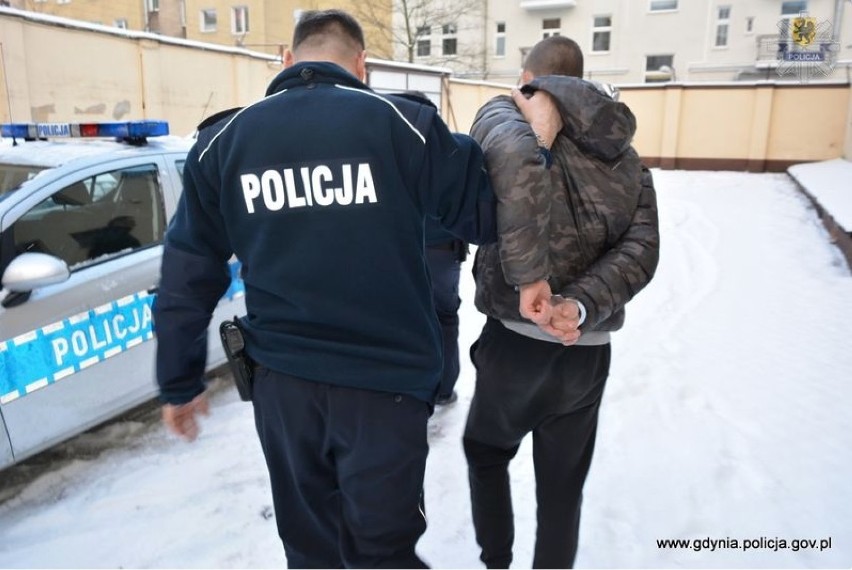 Troje zatrzymanych za zniszczenie auta w Gdyni. Dwoje z nich odpowie przed sądem dla nieletnich
