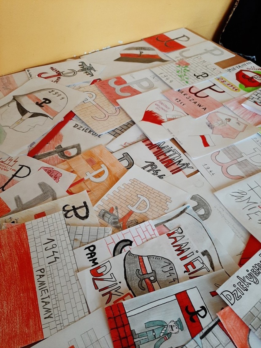 Uczniowie z Rusocina wykonali ponad 100 kartek z życzeniami dla uczestników Powstania Warszawskiego [ZDJĘCIA]