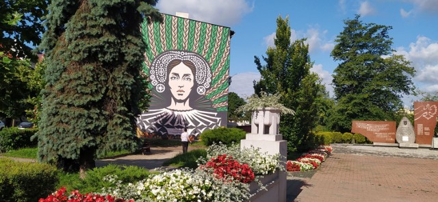 Na jednej z kamienic przy ul. Paderewskiego w Brodnicy zakończono malowanie muralu z wizerunkiem księżniczki Anny Wazówny