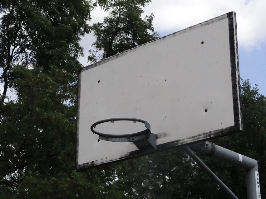 Zniszczone boisko do gry w koszykówkę przy ulicy Korczaka