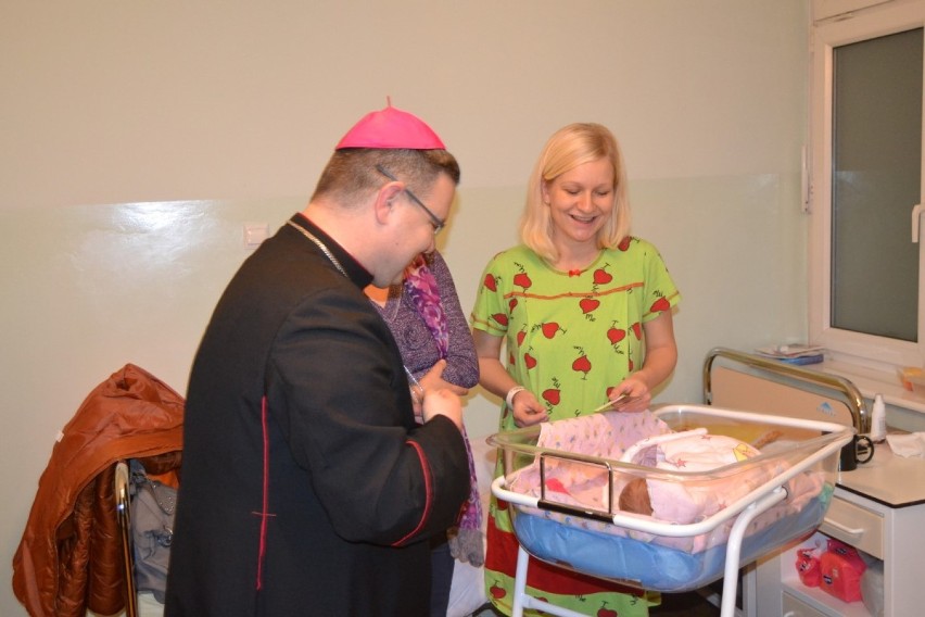 Tczew:biskup pelpliński podzielił się opłatkiem z pacjentami szpitala. Złożył im także życzenia FOTO