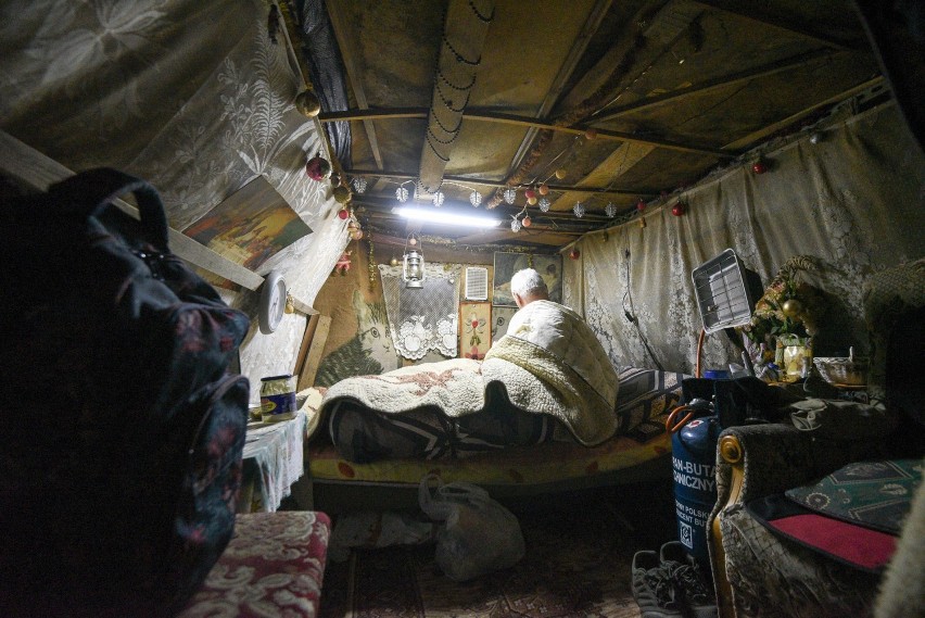 Tak żyją bezdomni w Toruniu. Oni mieszkają w dramatycznych warunkach: złom i dżinsy na płocie. Oto zdjęcia!