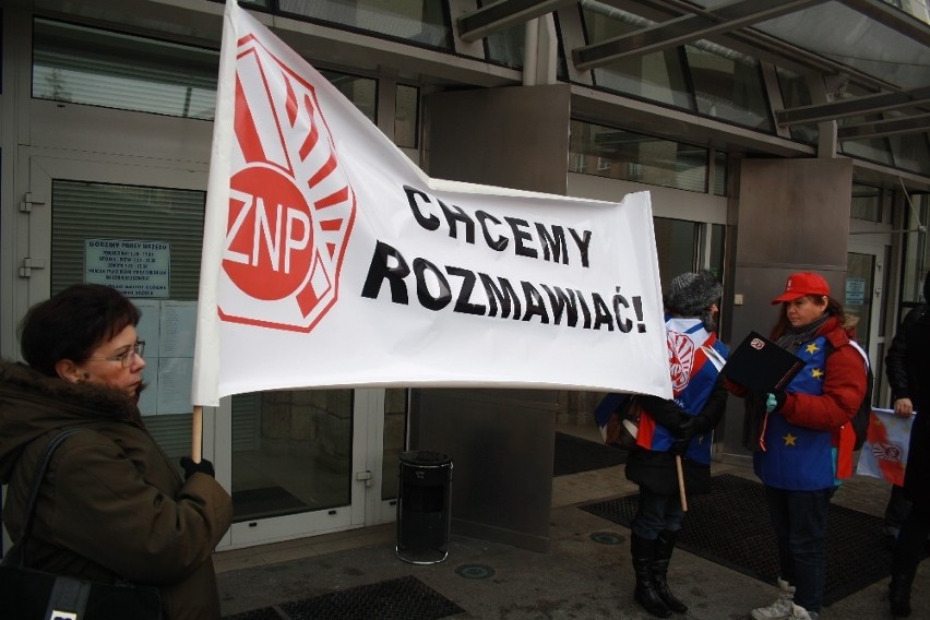 Sosnowiec: związkowcy protestowali przeciw planowanej reorganizacji w szkołach [ZDJĘCIA]