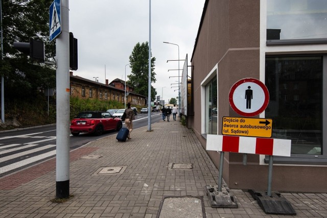 Chodnik na rogu ul. Sądowej i ul. Matejki, który od czwartku 7 lipca zostanie zablokowany dla ruchu pieszych.