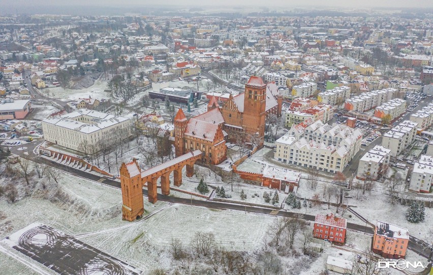 Zima w Kwidzynie z lotu ptaka! Fenomenalne śnieżne zdjęcia z drona. Widać m.in. kwidzyński zamek! 