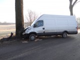 Wypadek koło Kętrzyna. Bus uderzył w drzewo [zdjęcia]