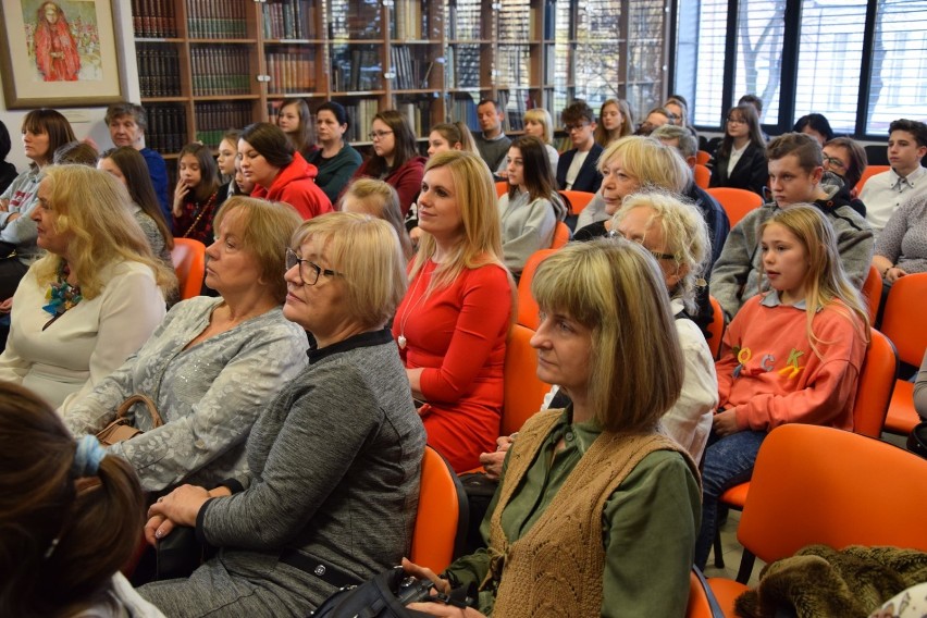 Baśniowy Sieradz. Młodzi twórcy książki zostali nagrodzeni podczas promocji wydawnictwa w powiatowej bibliotece (fot)