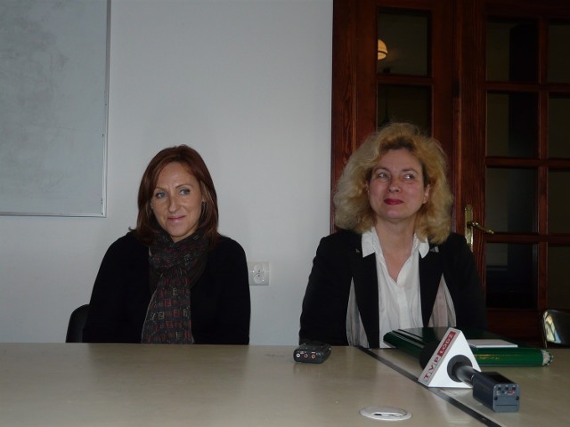 Longina Sowała (od lewej) z dyrektor Marią Jolantą Król w siedzibie Polsko-Libijskiej Izby Gospodarczej