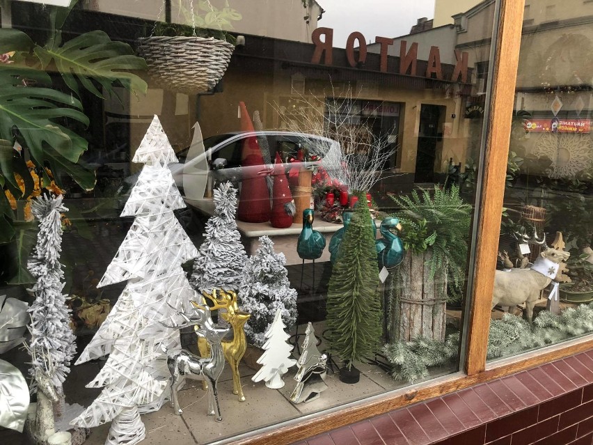 Witryny i wnętrza sklepów świątecznie przyozdobione