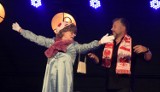 Malbork. Kabaret Ciach wystąpił w Letnim Ogrodzie Kulturalnym [ZDJĘCIA]. Pożegnanie wakacji z uśmiechem na twarzy, mimo że w maseczce