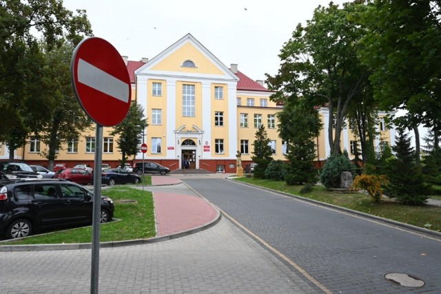 Nauka w Zespole Szkół Katolickich Diecezji Kieleckiej w Kielcach odbywa się w sposób tradycyjny, dyrektor czeka na sugestie sanepidu. Pozytywną informacją jest to, że zakażony pracownik nie był w budynku ponad tydzień, ponieważ przebywał na zwolnieniu.