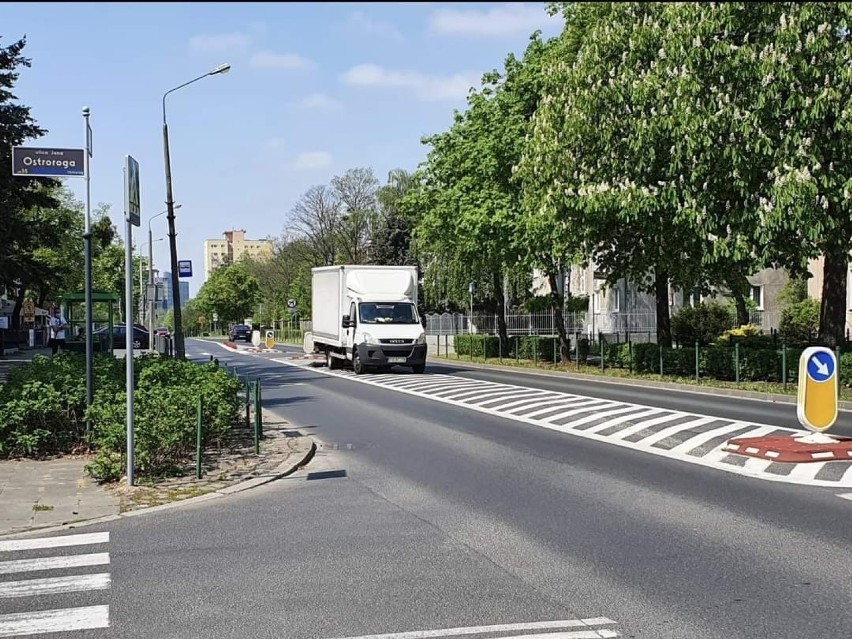 Ta było przed założeniem słupków - parkujący samochód na...