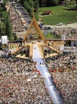 Zakopane. 25 lat temu Jan Paweł II odprawił pamiętną mszę świętą na Wielkiej Krokwi. Tłum wiernych na skoczni. Archiwalne zdjęcia