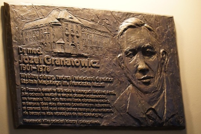 Tablica upamiętniająca doktora Józefa Granatowicza.