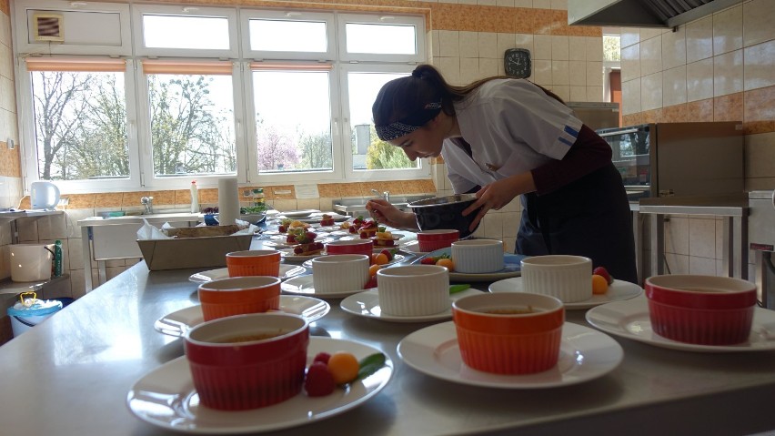 Warsztaty "Culinary Excellence" w Zespole Szkół w Objezierzu. Uczniowie przygotowywali wykwintne desery [ZDJĘCIA]