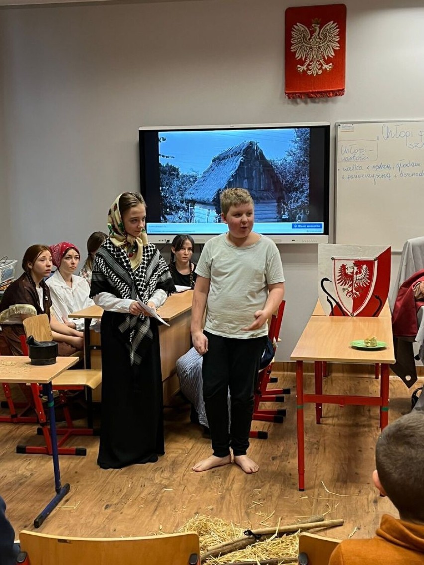 Wyjątkowe przedstawienie uczniów PSP w Skorogoszczy.