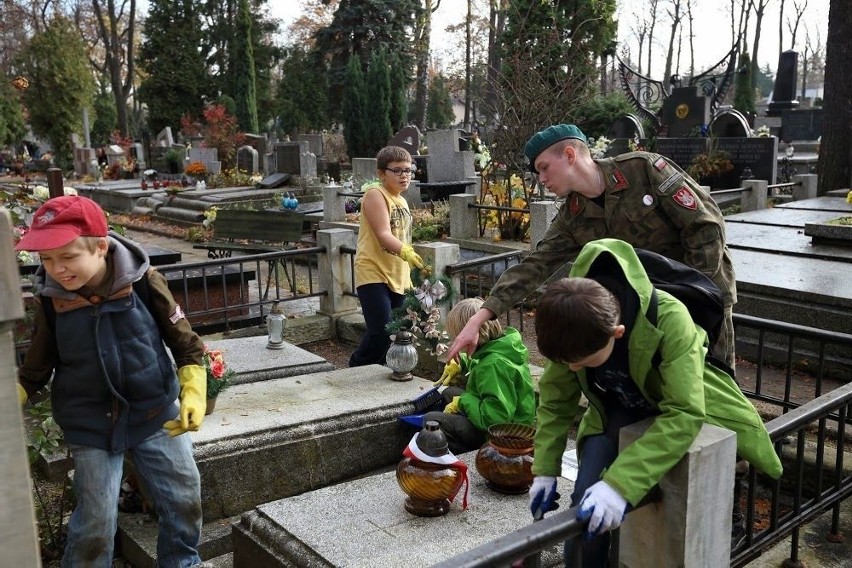 Sprzątanie Starego Cmentarza w Łodzi odbyło się w ramach...