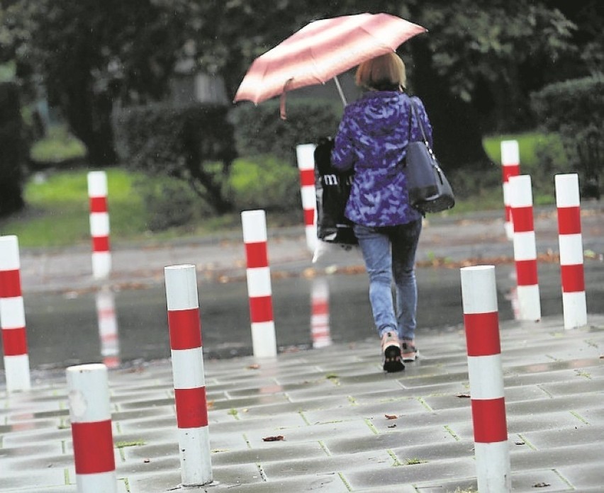 Kraków. Słupki kontra piesi. Chodniki wyglądają jak tor przeszkód. Ma być jeszcze gorzej!