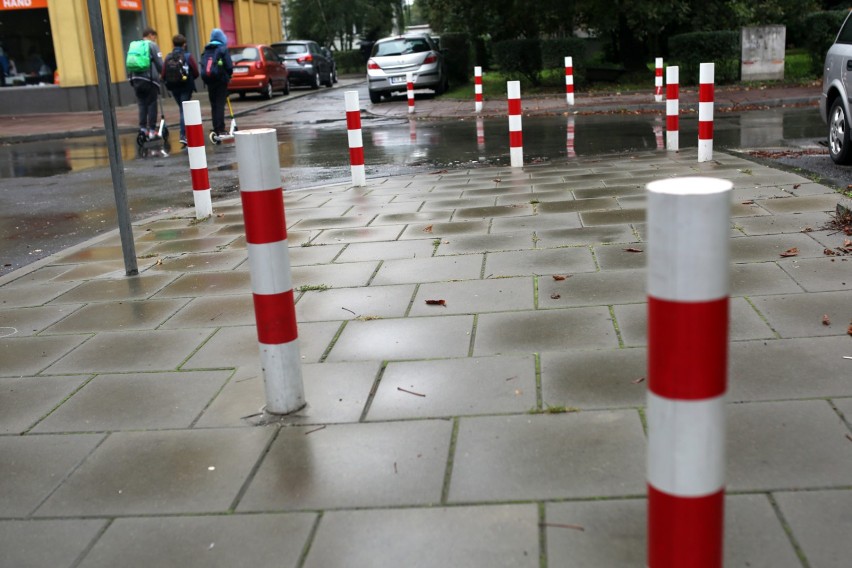 Kraków. Słupki kontra piesi. Chodniki wyglądają jak tor przeszkód. Ma być jeszcze gorzej!