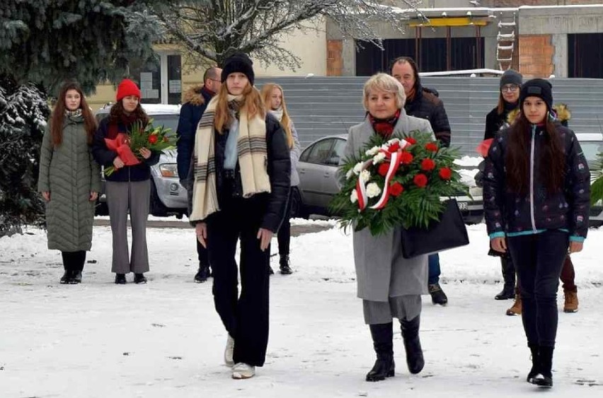 W 161. rocznicę urodzin Jana Kasprowicza pod jego pomnikiem w Inowrocławiu złożono kwiaty