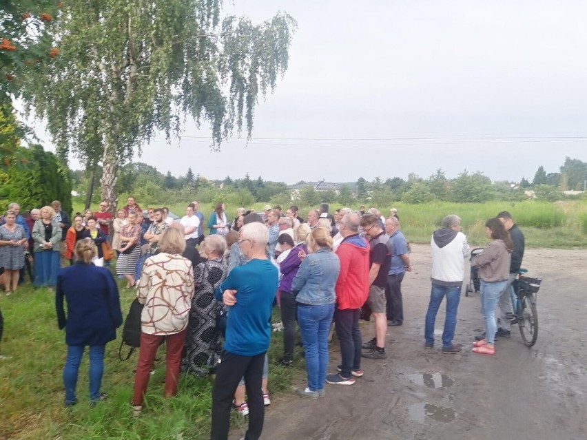 Protest mieszkańców osiedla Krzywie-Chełmy w Zgierzu. Nie chcą nowego osiedla w ich sąsiedztwie ZDJĘCIA