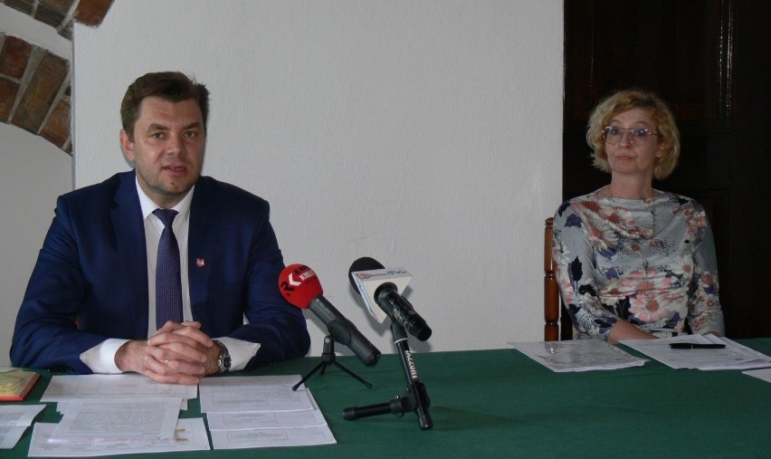 Burmistrz Sandomierza Marcin Marzec bez swojego zastępcy Pawła Niedźwiedzia. Kto zostanie nowym wiceburmistrzem?