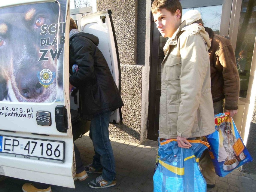 Uczniowie z III Liceum Ogólnokształcącego, zrobili miłą niespodziankę piotrkowskiemu schronisku