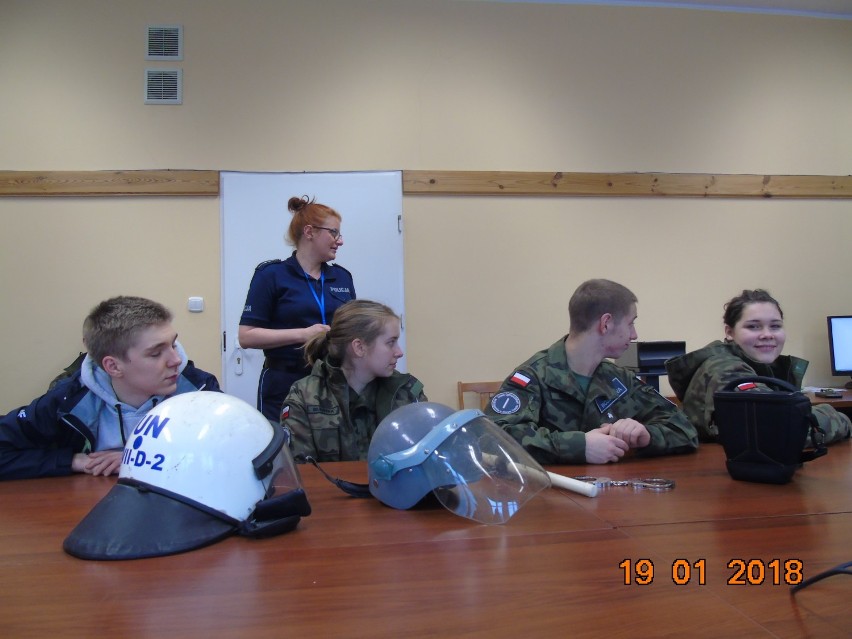 Nowy Tomyśl: uczniowie mundurówki z "Kopernika" z wizytą w Komendzie Powiatowej Policji w Nowym Tomyślu