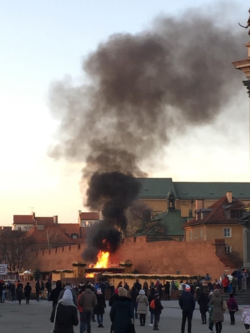 Płonie Jarmark Świąteczny. Dym unosi się nad Barbakanem [ZDJĘCIA]