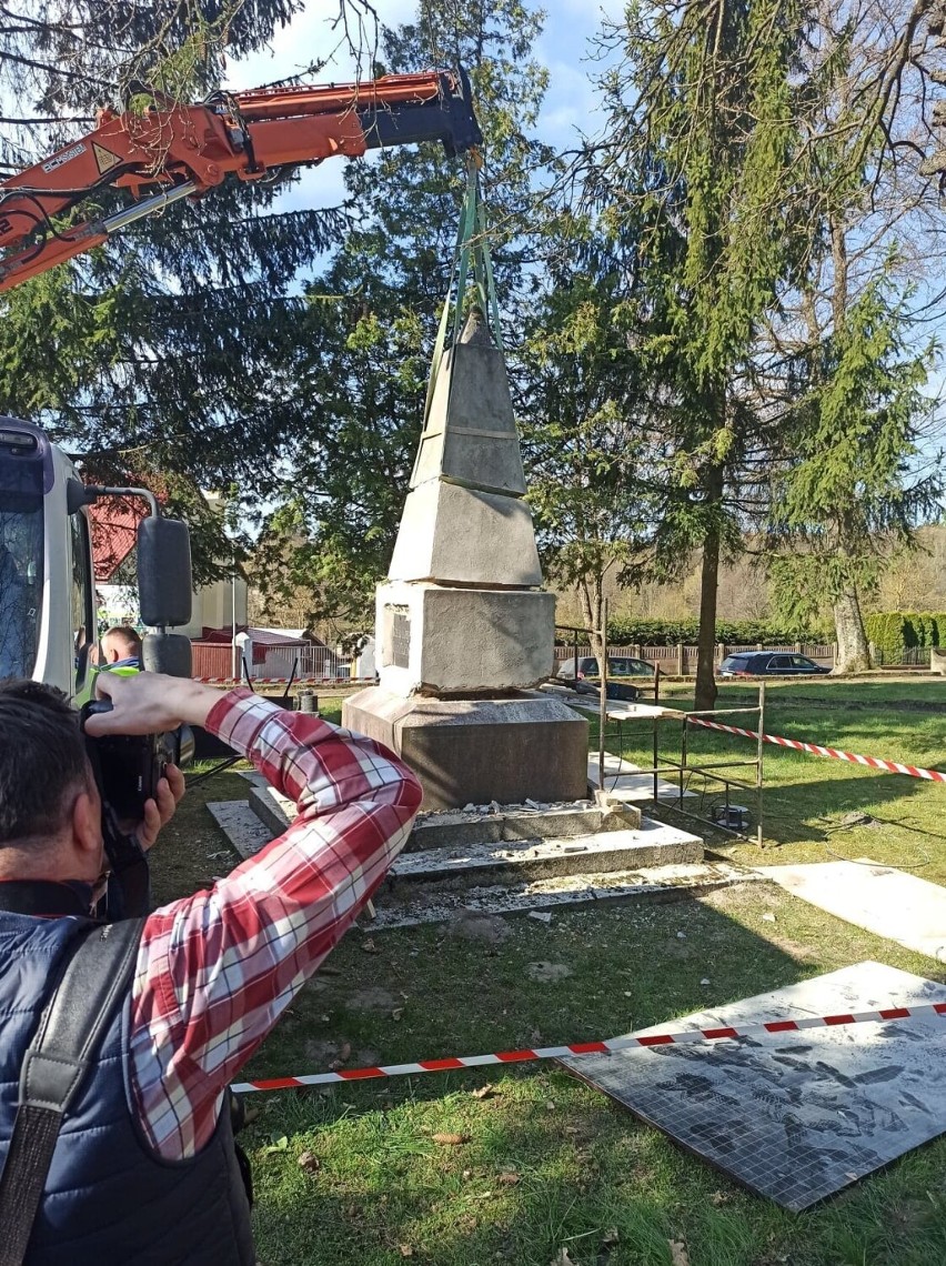 Kwiecień, demontaż pomnika żołnierzy sowieckich w Białym...