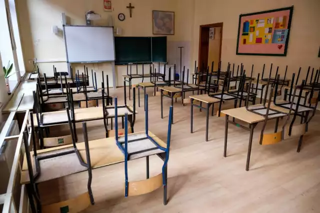 Z powodu pandemii koronawirusa, wszystkie szkoły i placówki edukacyjne w Polsce zostały zamknięte co najmniej do 25 marca. Szkolne sale i korytarze świecą pustkami.