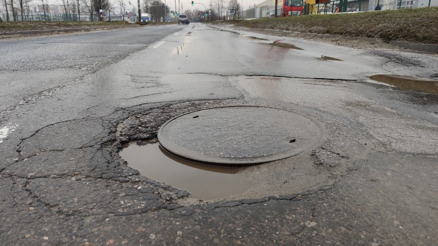 Odwilż odsłoniła dziury na ulicach Piotrkowa. Po mrozach...