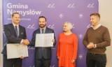 Basen kryty w Namysłowie przejdzie gruntowny remont. Dodatkowo powstanie w mieście tężnia solankowa. Gmina podpisała umowę z wykonawcą 